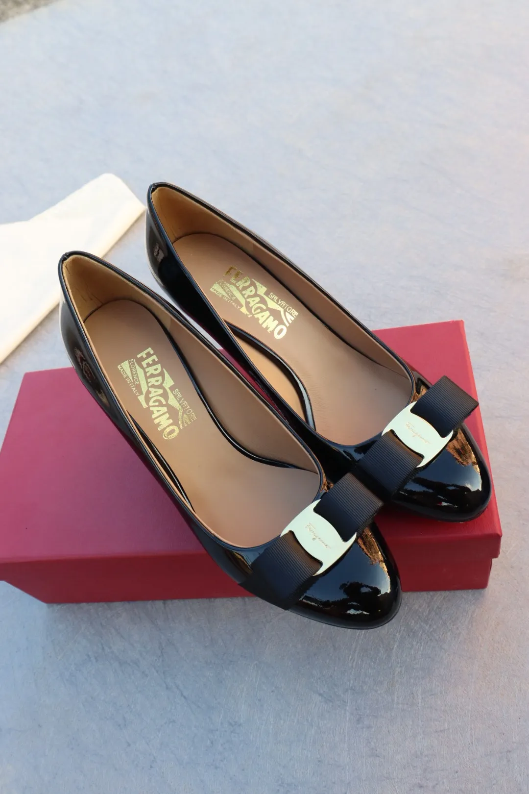 👟👟Ex-factory price 480👟👟 Genuine leather sole +40 Salvatore Ferragamo SF classic model, pedicure version, super beautiful on the feet Heel height: 7cm Upper: imported cow patent leather Lining: sheepskin Foot pads: sheepskin Code number: 35-39 standard code [can be customized to 34, 40, 41 codes]